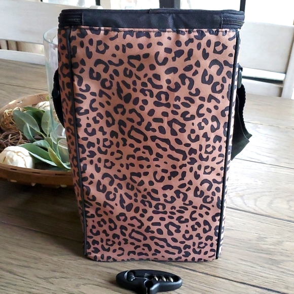 Igloo 2-Bottle Cheetah Print Wine Travel Cooler with Strap - Picture 2 of 5